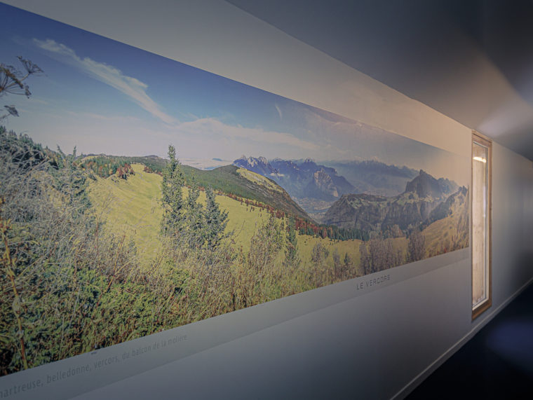 Hôtel - Couloir chambres, tapisserie 5x1,3 m